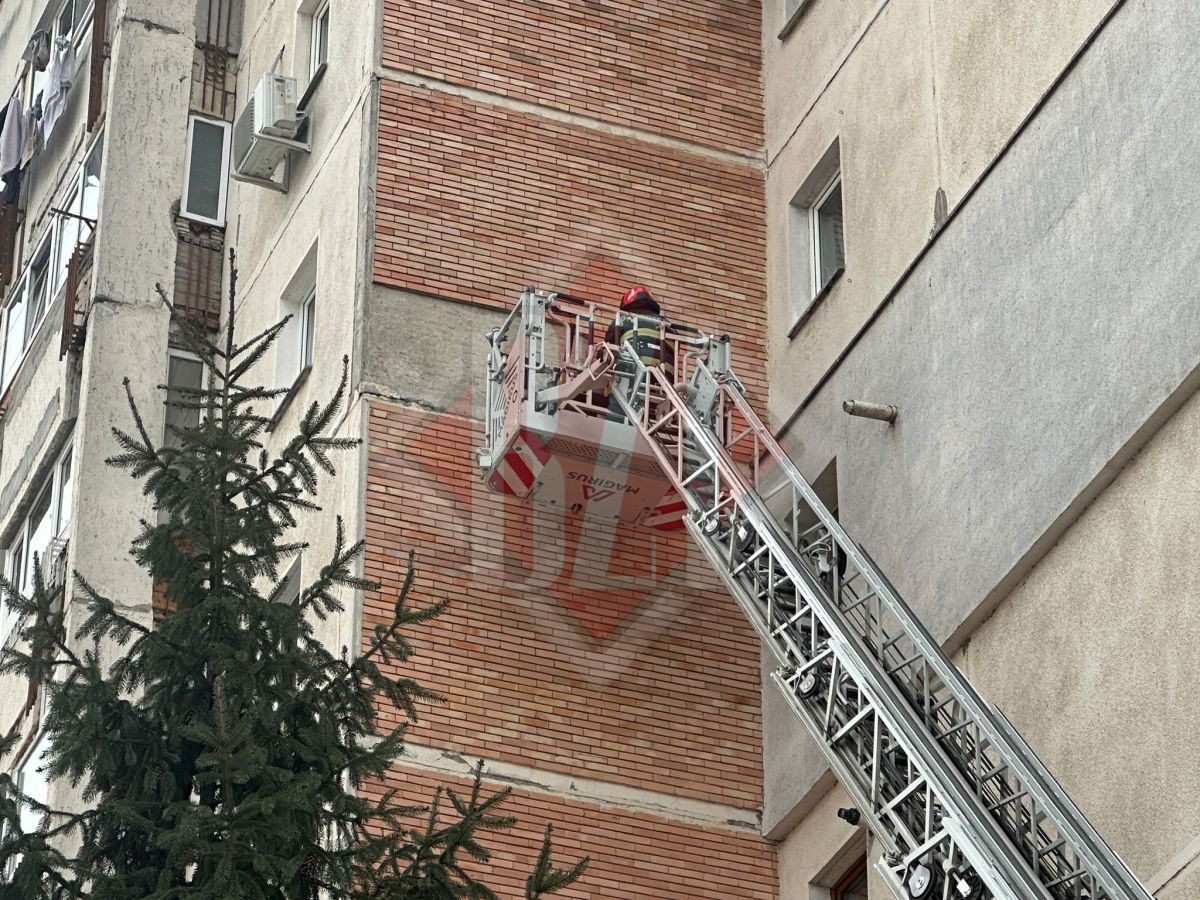 pompierii-ieseni-au-intervenit-pentru-eliminarea-unor-caramizi-periculoase-de-pe-un-bloc-din-nicolina-–-update