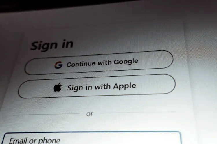 apple-va-folosi-tehnologiile-gemini-pentru-a-echipa-urmatoarea-versiune-de-siri
