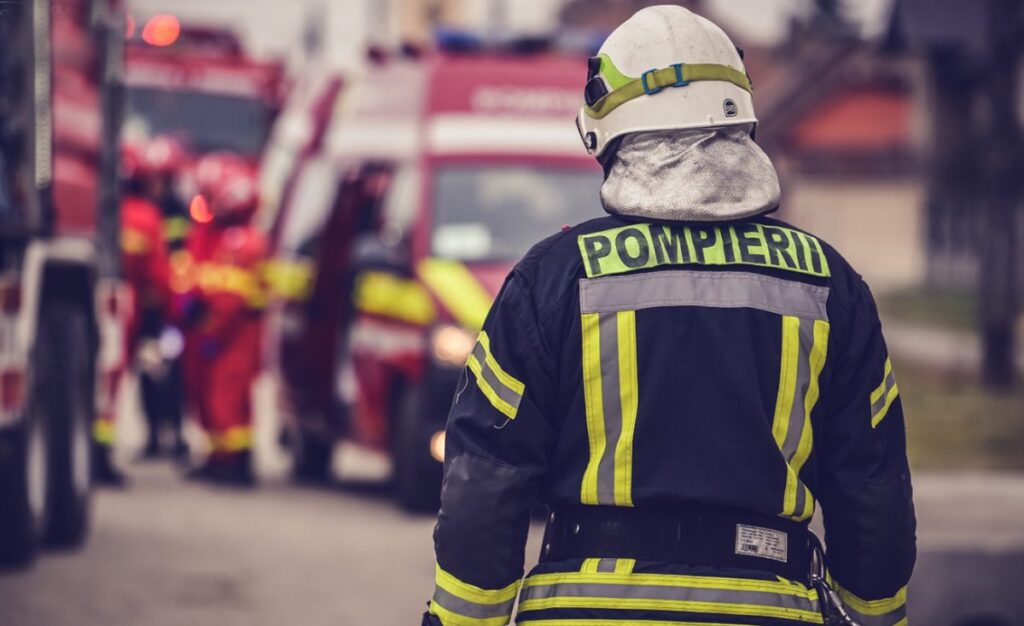 incendiu-la-un-apartament-din-iasi.-pompierii-actioneaza-pentru-stingere