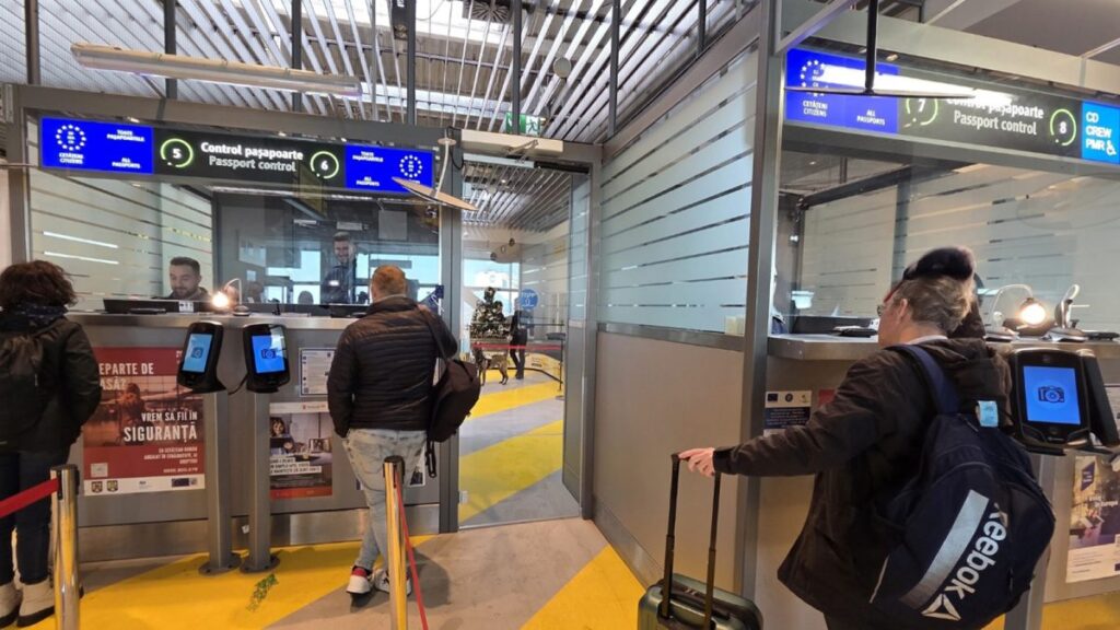 aeroportul-international-din-iasi-a-introdus-controlul-digital-la-frontiera!-noul-sistem-inlocuieste-vechea-stampila-de-pe-pasaport