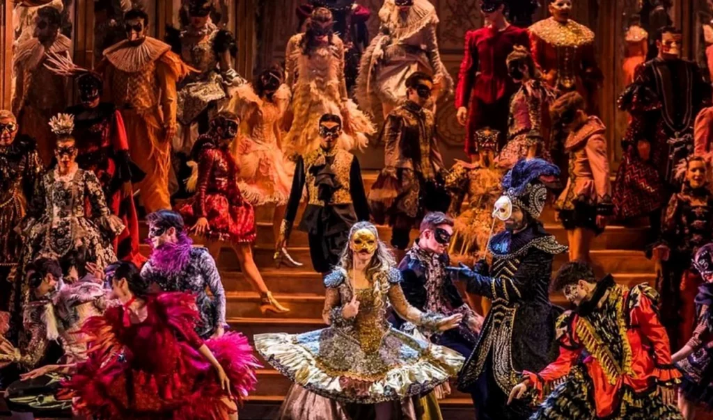 fantoma-de-la-opera,-o-experienta-scenica-ce-tulbura-si-fascineaza