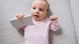 cercetatorii-din-singapore-arata-cum-ecranele-dauneaza-creierului-bebelusilor