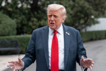 strada-care-trece-prin-fata-proprietatii-din-florida-a-liderului-sua-a-primit-numele-president-donald-j.-trump-boulevard