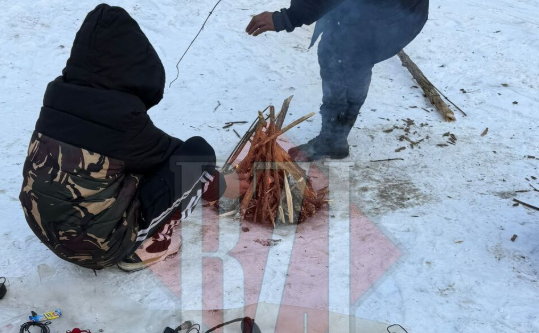 iasi-2026:-imagini-incredibile!-comerciantii-ambulanti-au-aprins-focuri-langa-talcioc-sa-se-incalzeasca:-facem-si-noi-2-3-lei-de-o-paine-foto