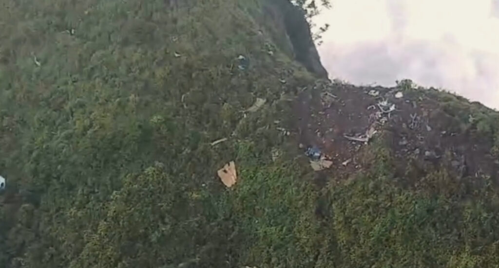 indonezia.-echipele-de-salvare-gasesc-epava-avionului-disparut-sambata-in-muntii-sulawesi