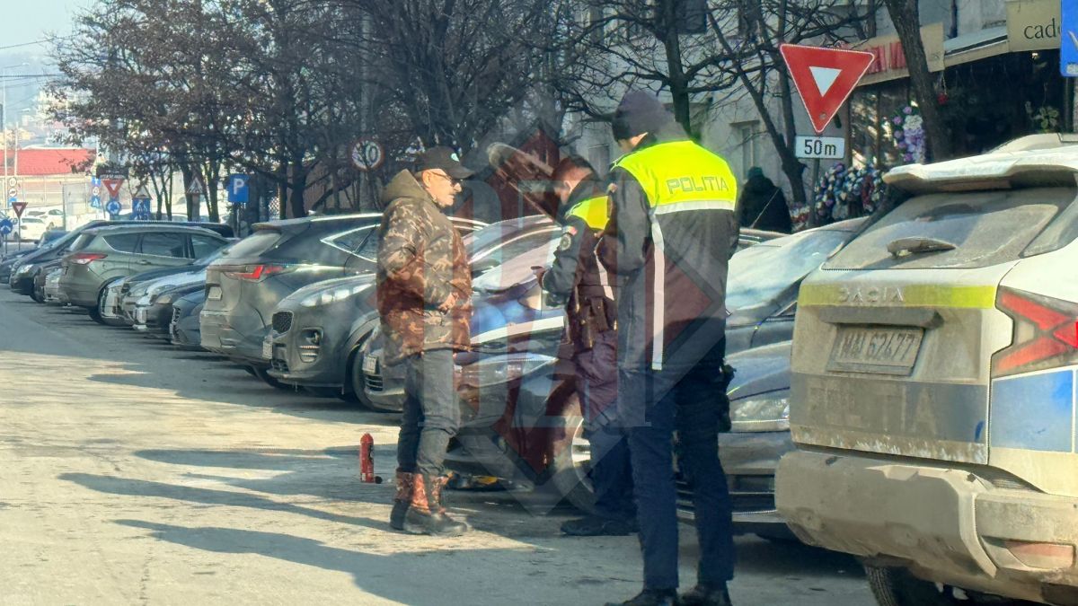 incendiu-la-un-autoturism-parcat-pe-bulevardul-alexandru-cel-bun.-pompierii-isu-iasi-au-stins-rapid-flacarile