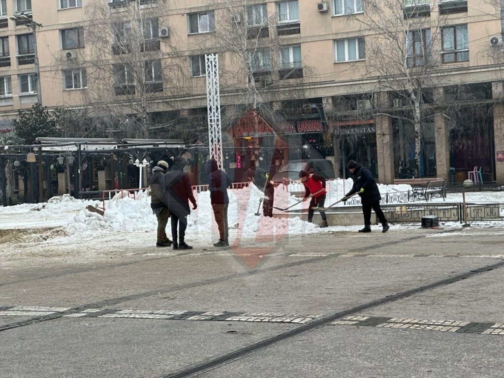 pregatiri-in-centrul-iasului-pentru-ziua-unirii.-patinoarul-este-dezafectat,-iar-zona-este-curatata-pentru-manifestarile-de-pe-24-ianuarie