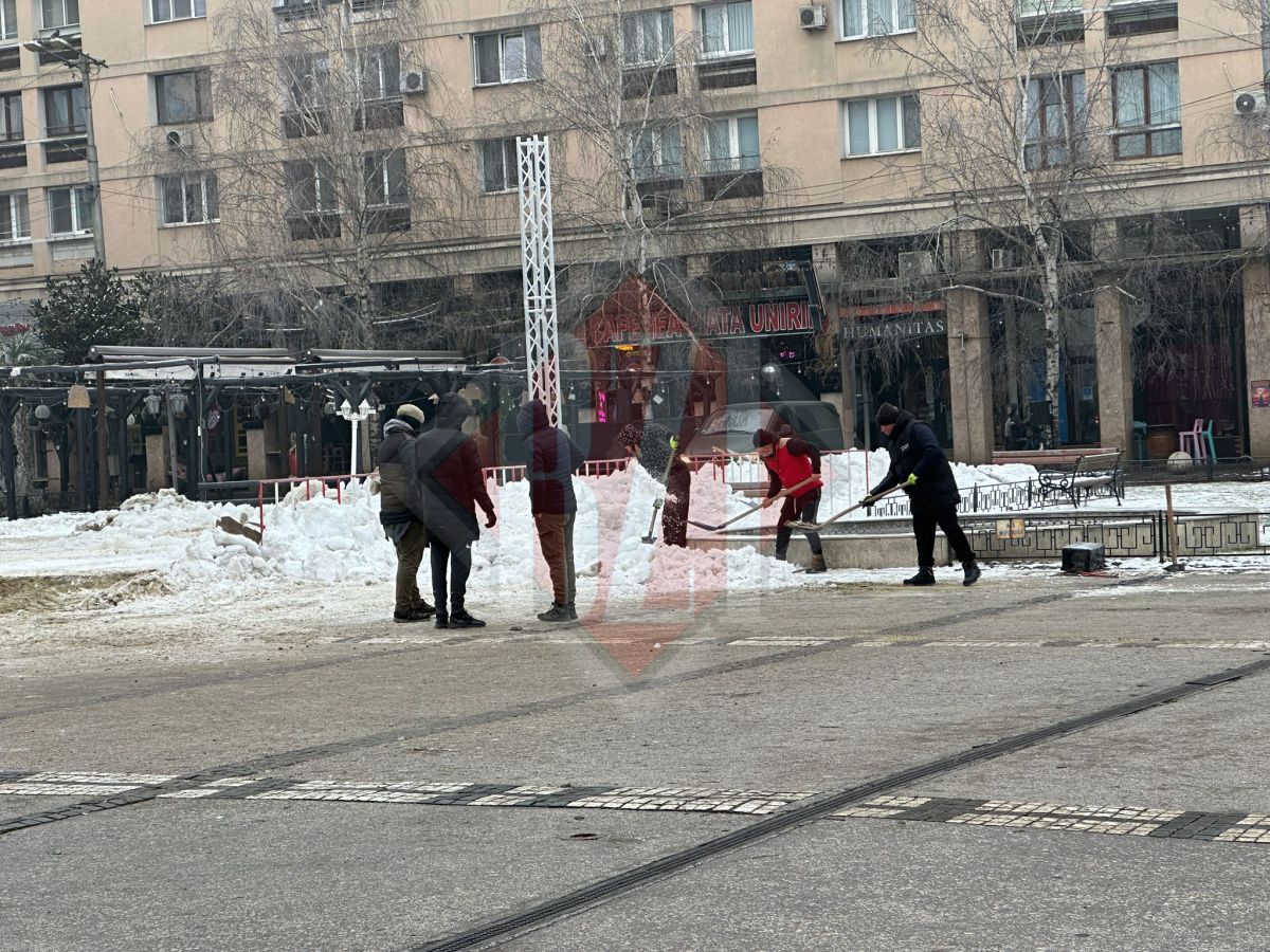 pregatiri-in-centrul-iasului-pentru-ziua-unirii.-patinoarul-este-dezafectat,-iar-zona-este-curatata-pentru-manifestarile-de-pe-24-ianuarie