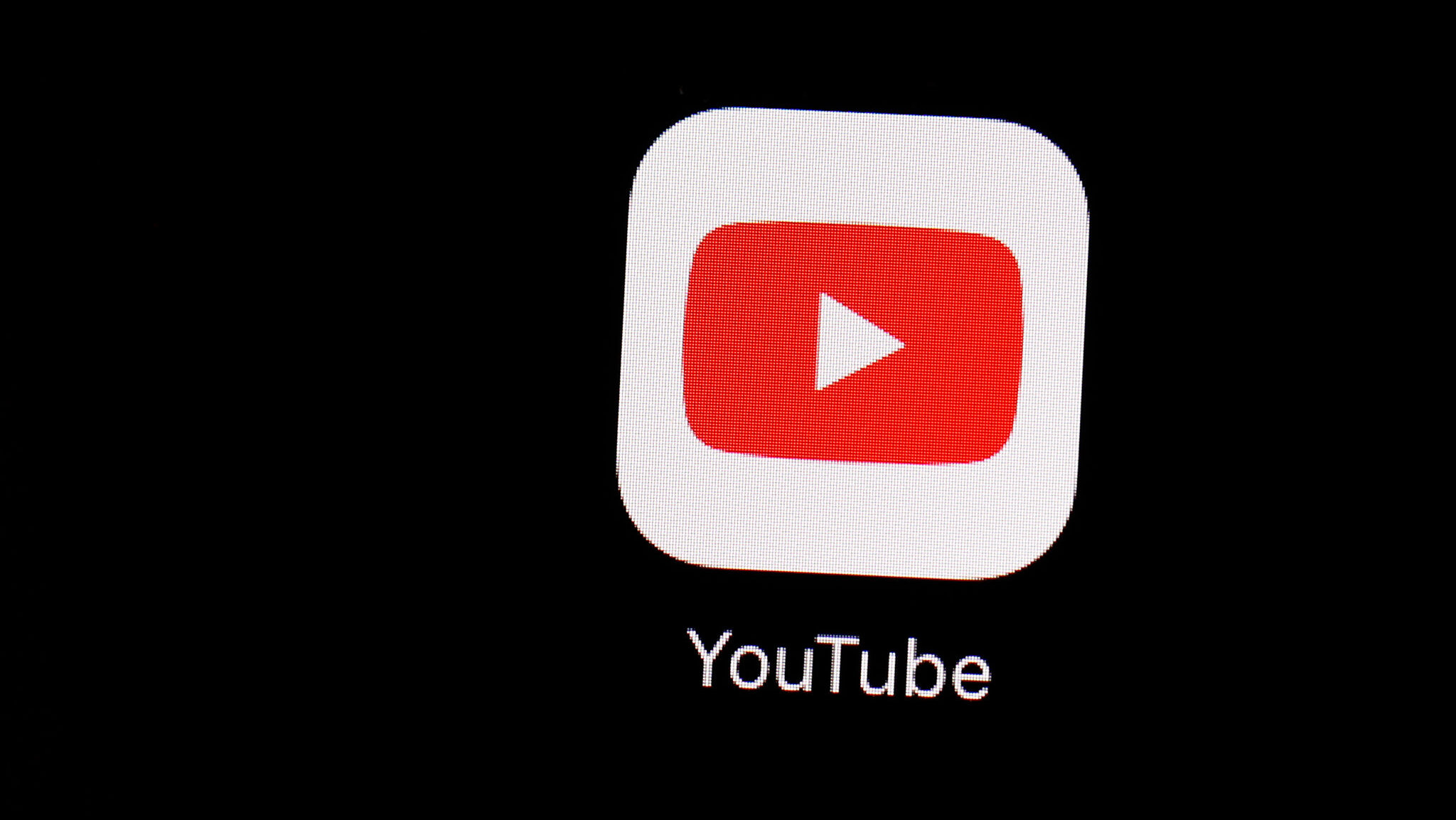youtube-pare-cotropit-de-ai-slop.-dar-tot-youtube-da-unda-verde-clipurilor-shorts-animate-de-ai