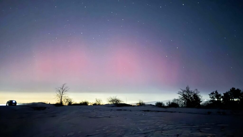 aurora-boreala,-admirata-de-ieseni-de-pe-dealul-din-bucium.-un-profesor-din-iasi-explica-aparitia-fenomenului-in-zona-noastra
