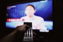 persoanele-cu-dependenta-de-binge-watching-sunt-mai-predispuse-la-singuratate,-potrivit-unui-studiu