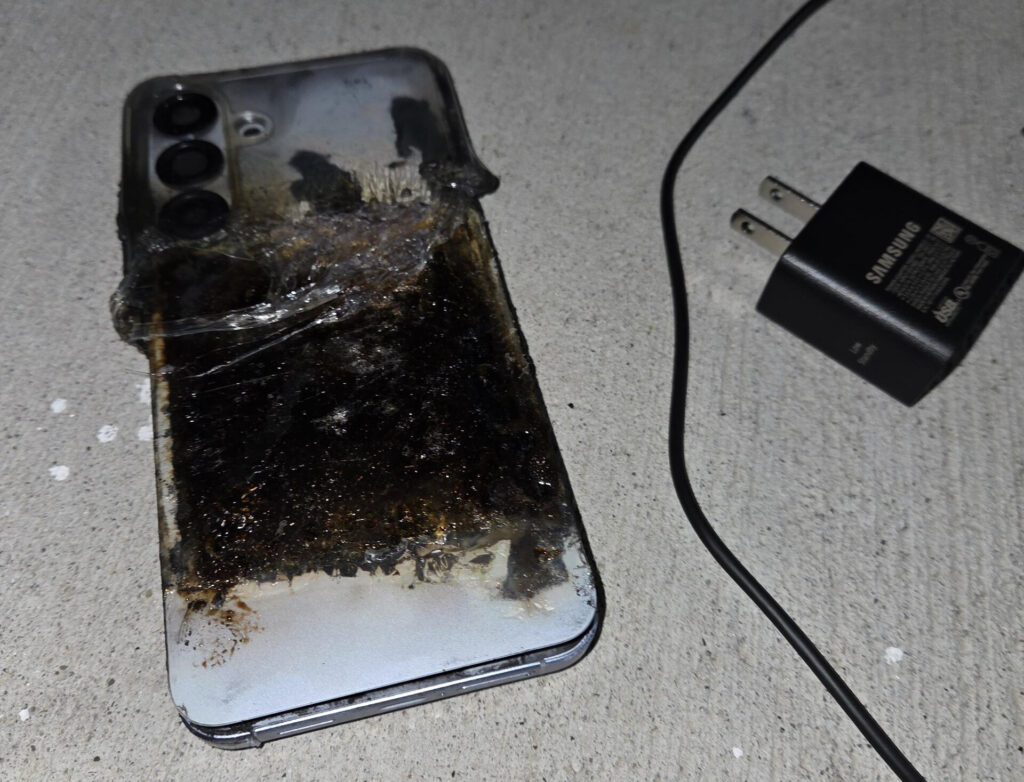 un-telefon-galaxy-s25-plus-a-luat-foc-in-timp-ce-se-afla-la-incarcat.-samsung-confirma-incidentul-si-acorda-despagubiri