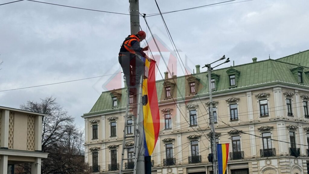 pregatiri-in-piata-unirii-pentru-24-ianuarie!-se-arboreaza-steaguri-cu-drapelul-romaniei