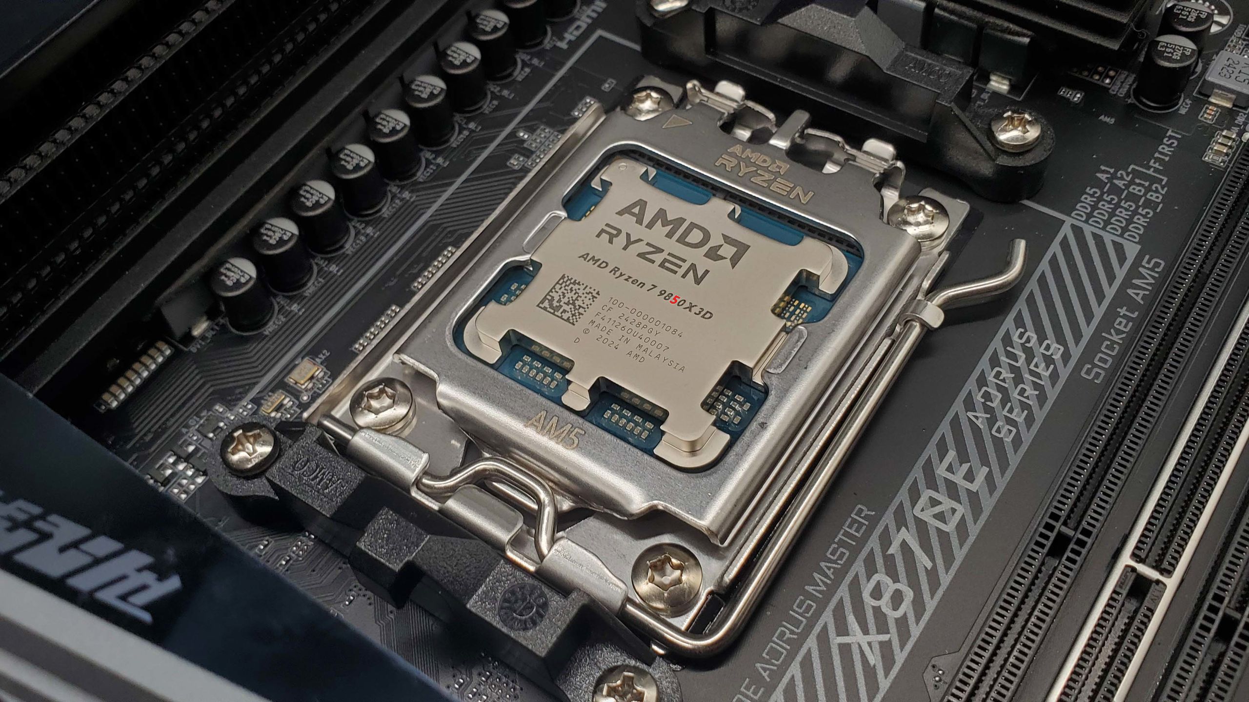 amd-lanseaza-ryzen-7-9850x3d,-un-nou-procesor-pentru-gaming-cu-3d-v-cache