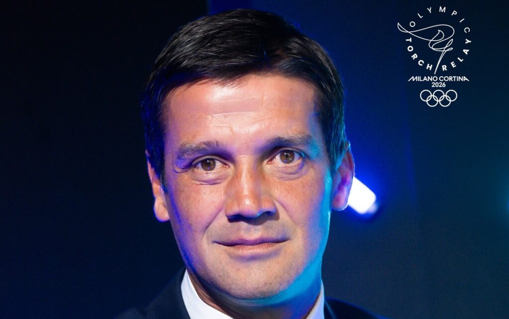 cristi-chivu-a-fost-ales-sa-duca-torta-olimpica-la-milano!-onoare-uriasa-pentru-romanul-de-la-inter