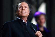 julio-iglesias-scapa-de-ancheta-din-spania.-plangerea-de-agresiune-sexuala-formulata-in-cazul-sau,-clasata-de-justitia-spaniola