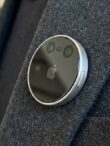 apple-ar-putea-marca-relansarea-siri-anuntand-un-ecuson-ai-dotat-cu-camere-foto-si-microfoane