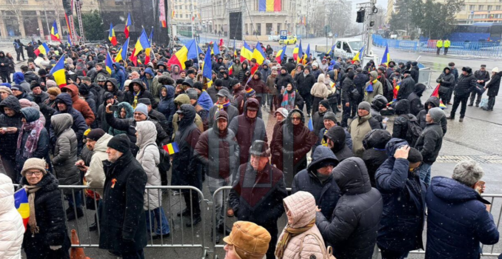 mii-de-ieseni-au-iesit-sa-scandeze-impotriva-masurilor-luate-de-costel-alexe,-ilie-bolojan-si-nicusor-dan-in-piata-unirii-din-iasi