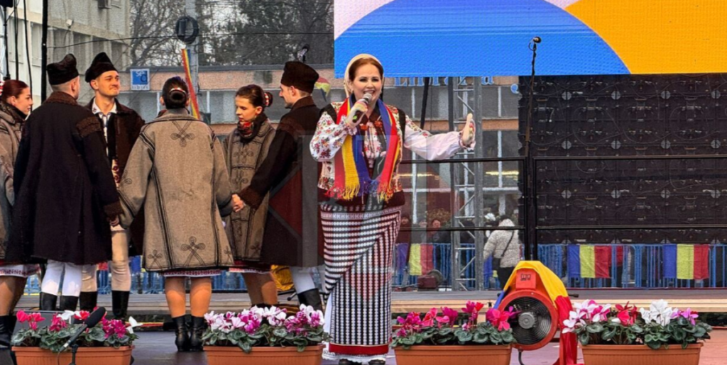 sute-de-oameni-sunt-in-piata-unirii.-asista-la-spectacolul-folcloric