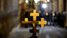 de-la-politica-la-altar:-un-fost-senator-si-vicepresedinte-de-consiliu-judetean-a-fost-hirotonit-preot,-la-aproape-70-de-ani