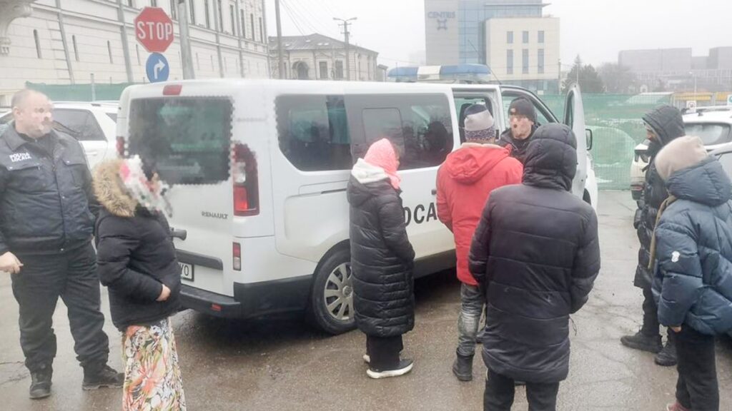 un-grup-de-cersetori-a-pus-stapanire-pe-parcarea-din-spatele-mitropoliei.-iesenii-platesc-taxa-pentru-a-nu-si-gasi-masinile-zgariate