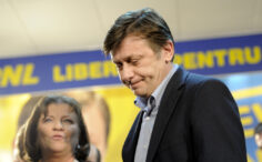 crin-antonescu:-imi-e-rusine-de-cum-il-conduce-macron-pe-nicusor-dan