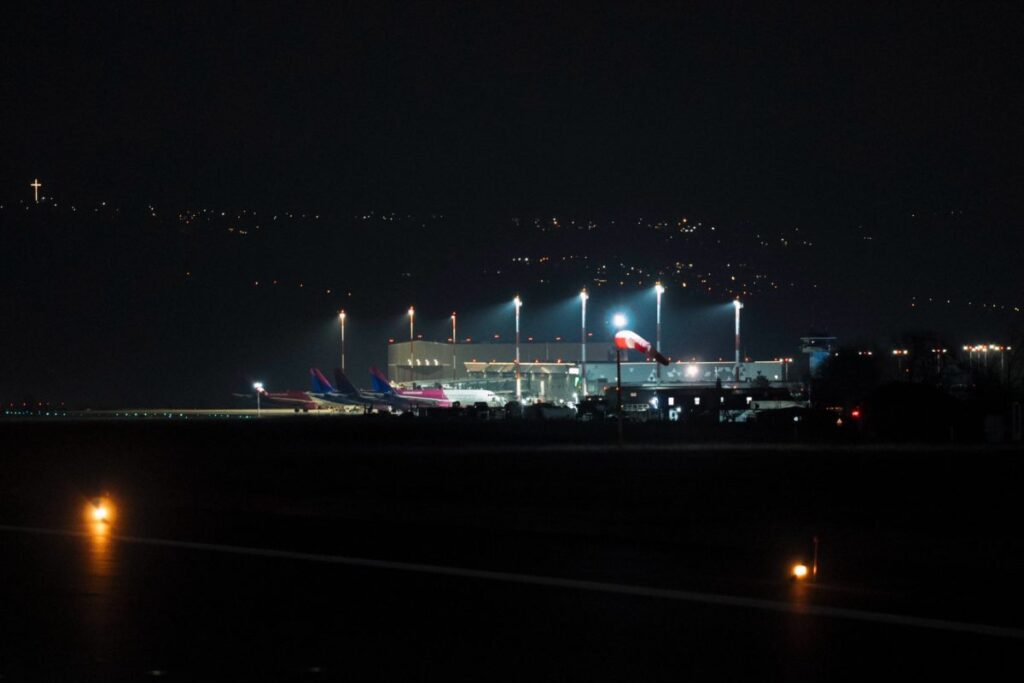 investitie-de-1,8-milioane-de-euro-la-aeroportul-iasi!-pista,-modernizata-cu-un-sistem-modern-de-balizaj-luminos