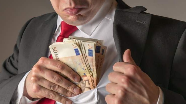 evaziune-fiscala-de-peste-1-miliard-de-lei-vechi,-la-harlau.-protagonista-ilegalitatilor-este-o-tanara-in-varsta-de-30-de-ani,-insarcinata-in-sapte-luni