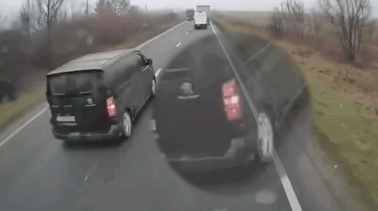 detaliul-tehnic-care-ar-fi-provocat-teribilul-accident-al-suporterilor-paok-salonic.-sistemul-lane-assist-ar-fi-blocat-volanul-microbuzului