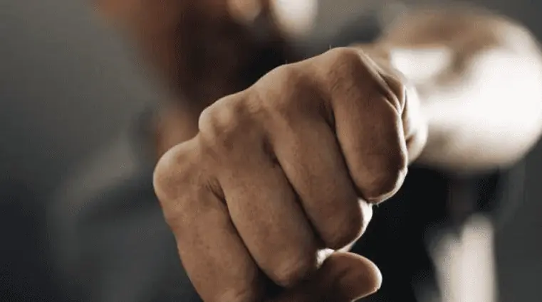 bataie-sangeroasa-intr-o-comuna-din-iasi.-patru-barbati-au-fost-retinuti-pentru-24-de-ore-dupa-ce-au-distrus-un-gard-si-l-au-tocat-pe-rival
