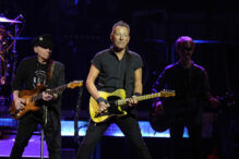 bruce-springsteen-a-lansat-o-melodie-de-protest-ca-omagiu-pentru-victimele-ice