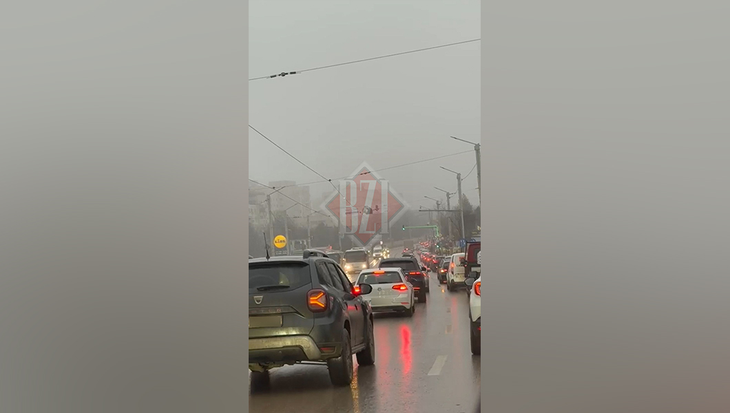 ceata-a-paralizat-traficul-in-municipiul-iasi.-se-circula-bara-la-bara,-in-cozi-de-kilometri