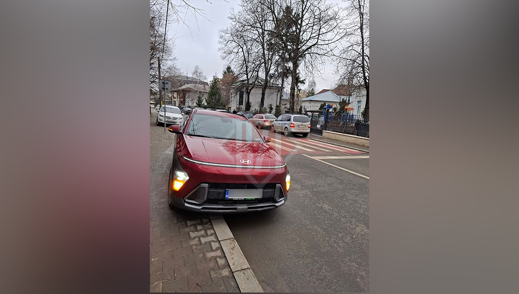 pietonii-obligati-sa-mearga-pe-carosabil-din-cauza-masinilor-parcate-pe-trotuar,-pe-strada-sfantul-sava
