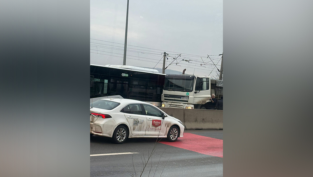 accident-rutier-in-zona-popas-pacurari-din-iasi.-un-autobuz-ctp-a-fost-lovit-de-un-camion