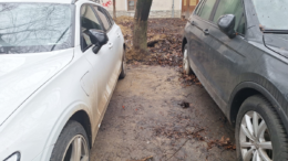 mizeria-de-pe-strazile-din-iasi-a-aparut-din-cauza-soferilor-care-isi-parcheaza-masinile-in-noroi-si-pe-spatiile-verzi-dintre-blocuri