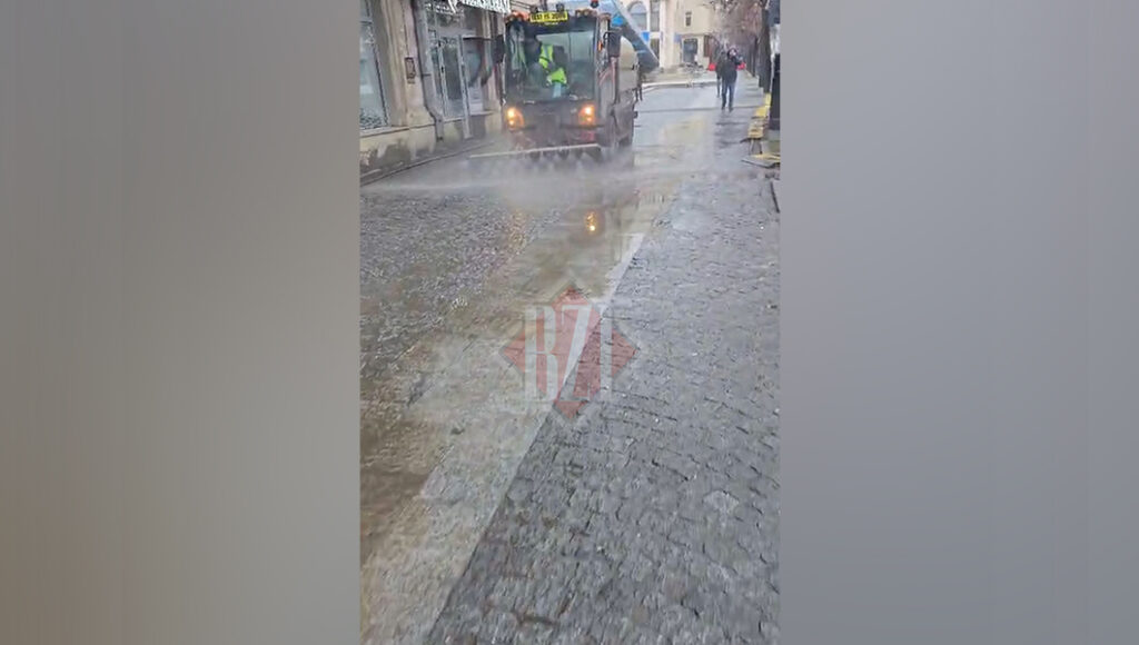 cum-scapa-primaria-iasi-de-mocirla-din-oras.-strazi-spalate,-trotuare-pline-de-balti-si-noroi-–-video