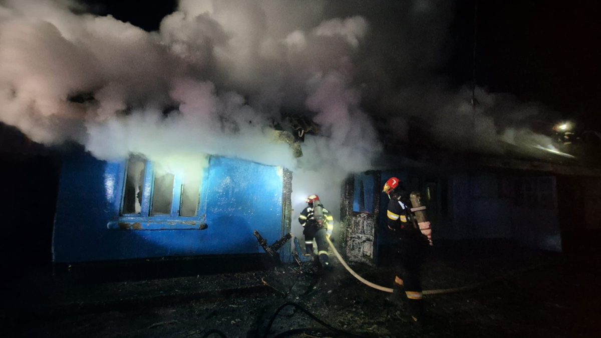 incendiu-puternic-la-o-anexa-gospodareasca-din-satul-vulturi.-un-barbat-a-ajuns-la-spital-cu-arsuri