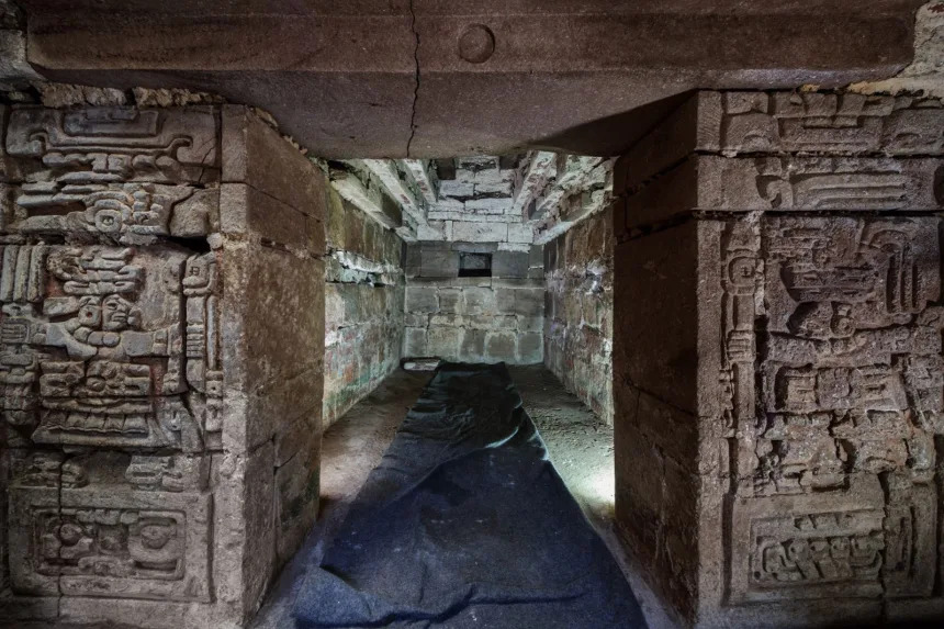 descoperire-rara-in-mexic:-arheologii-au-descoperit-un-mormant-vechi-de-1.400-de-ani,-decorat-cu-fresce-si-simboluri-ale-mortii