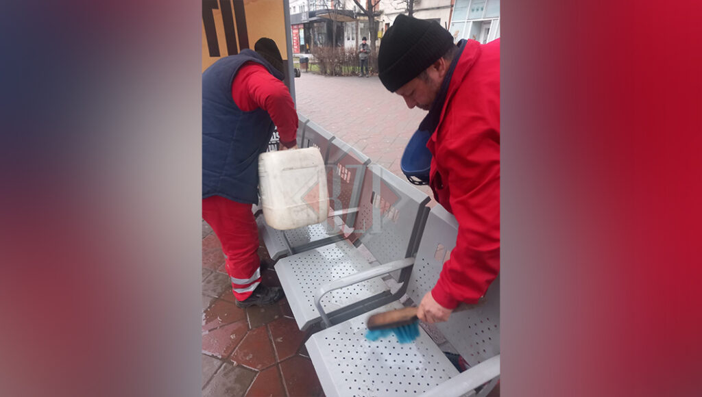 primaria-iasi-a-inceput-curatarea-scaunelor-din-statiile-de-transport-public,-dupa-sesizarea-bzi