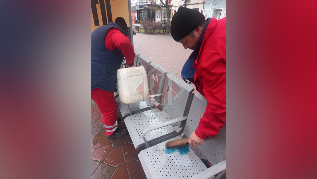 primaria-iasi-a-inceput-curatarea-scaunelor-din-statiile-de-transport-public,-dupa-sesizarea-bzi