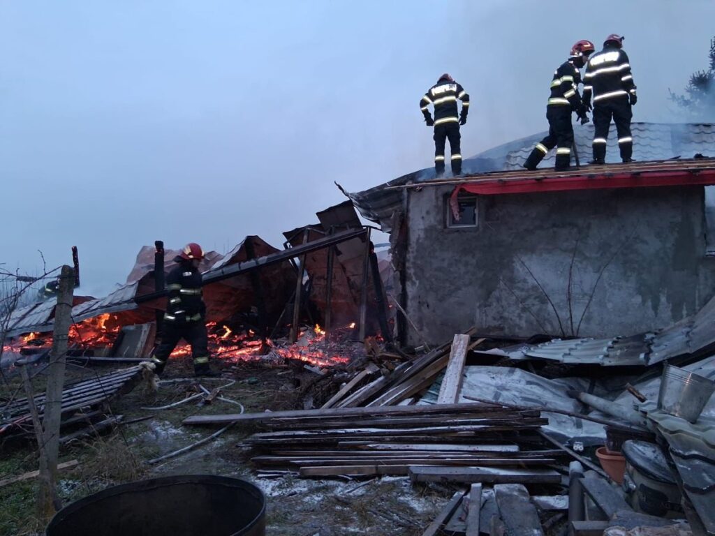 incendiu-violent-in-comuna-dolhesti.-o-casa-a-fost-cuprinsa-de-flacari
