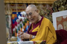 dalai-lama-a-fost-premiat-cu-un-grammy-pentru-cartea-sa-audio