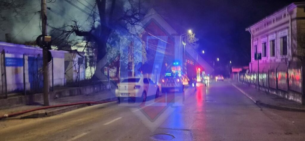 incendiu-la-o-cladire-abandonata-din-iasi.-pompierii-au-intervenit-pe-strada-sarariei