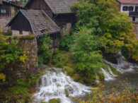 satul-din-europa-construit-pe-23-de-cascade.-turistii-raman-fascinati-de-locatia-care-se-afla-aproape-de-romania