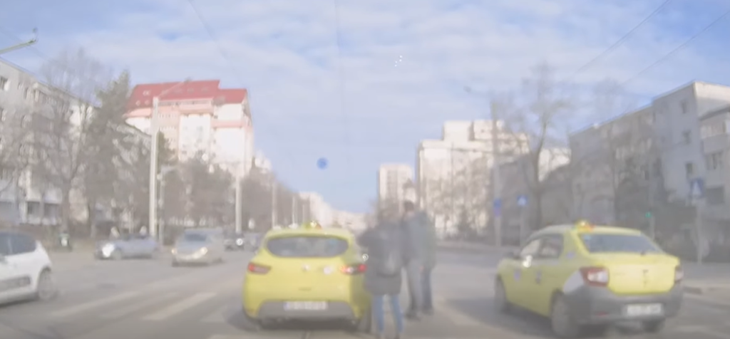 momentul-in-care-soferul-de-taxi-a-adormit-la-volan-dupa-ce-a-consumat-alcool-si-a-blocat-intersectia