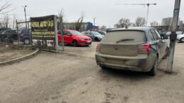 revolta-comerciantilor-de-la-targul-auto-din-iasi,-dupa-ce-s-au-trezit-cu-poarta-inchisa-cu-lacat.-directorul-ecopiata:-nu-mai-puteam-trece-cu-vederea-golaniile-care-se-fac-acolo