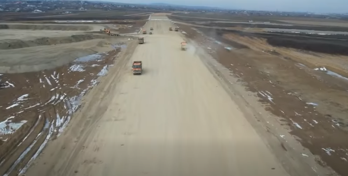 lucrarile-la-autostrada-a7-bacau-–-pascani-continua-intr-un-ritm-sustinut.-iata-imaginile-de-la-fata-locului