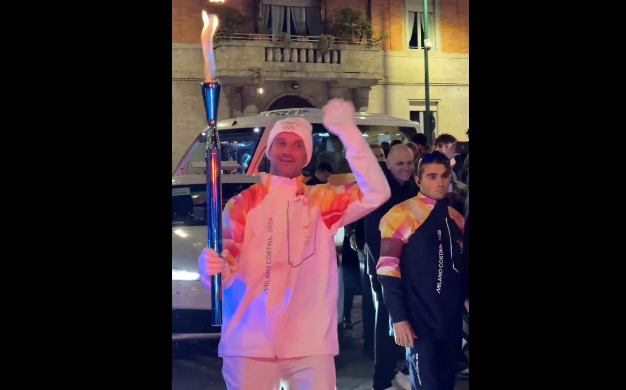 ce-onoare-pentru-romania:-cristi-chivu-a-purtat-flacara-olimpica!-imagini-de-colectie-de-la-milano