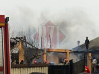 incendiu-la-o-casa-din-satul-domnita,-comuna-tibana!-pompierii-intervin-cu-mai-multe-autospeciale-–-live-video,-update