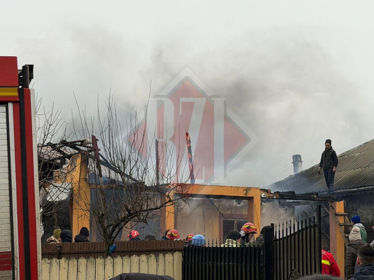 incendiu-la-o-casa-din-satul-domnita,-comuna-tibana!-pompierii-intervin-cu-mai-multe-autospeciale-–-live-video,-update